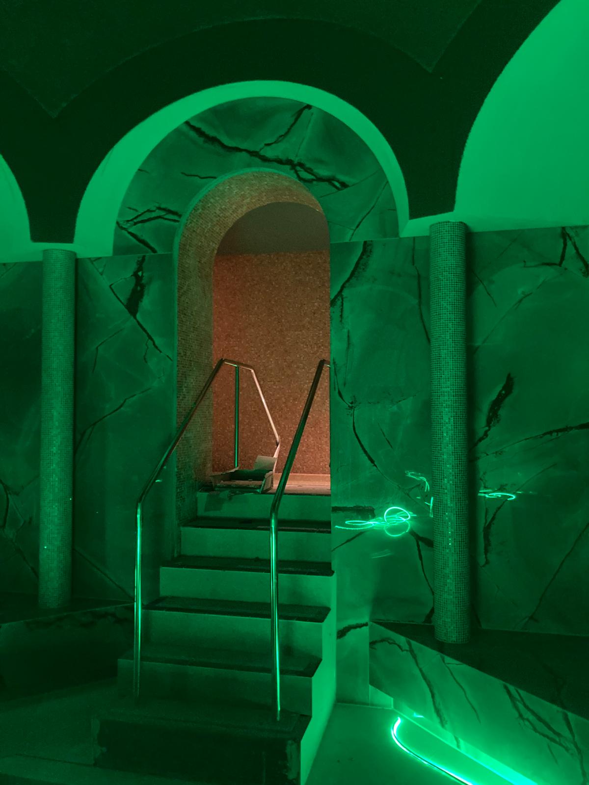 Spa met marmer & bogen